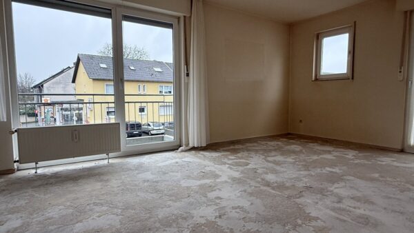 Wohnzimmer mit gut erhaltenem Estrich