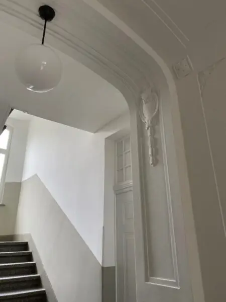 Beispielfoto, Treppenhaus saniert